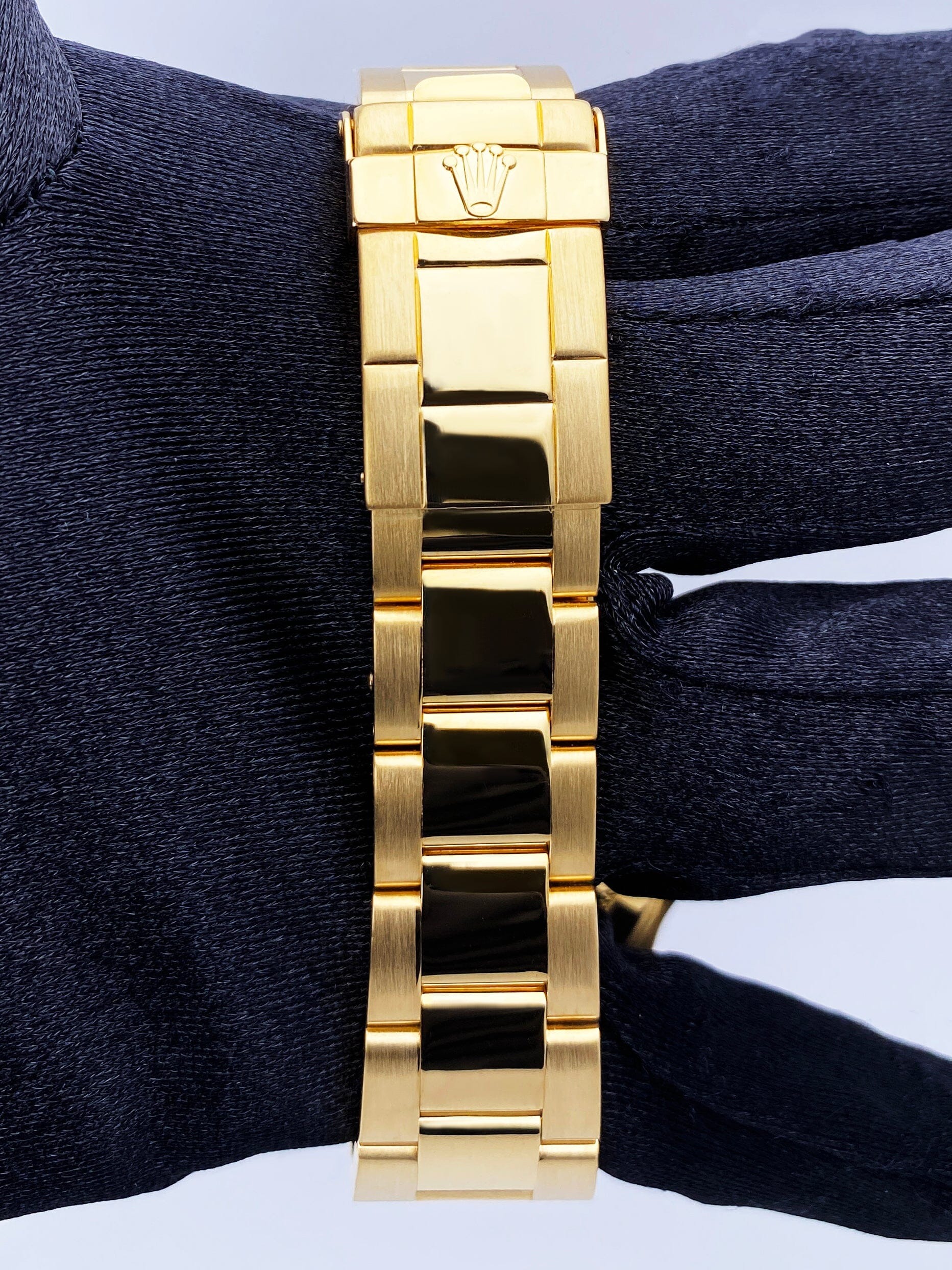 Rolex Yachtmaster 40mm Yellow Gold White Dial Mens Watch 16628 - Image 9